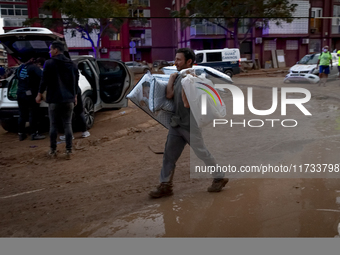 Thousands of volunteers participate in cleaning the areas affected by the floods of October 29 in Valencia. Towns such as Massanassa, Alfafa...