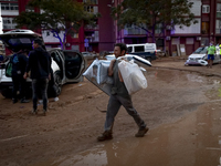 Thousands of volunteers participate in cleaning the areas affected by the floods of October 29 in Valencia. Towns such as Massanassa, Alfafa...