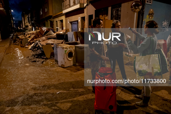 Thousands of volunteers participate in cleaning the areas affected by the floods of October 29 in Valencia. Towns such as Massanassa, Alfafa...