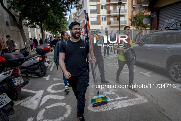 Thousands of volunteers participate in cleaning the areas affected by the floods of October 29 in Valencia. Towns such as Massanassa, Alfafa...