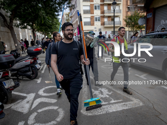 Thousands of volunteers participate in cleaning the areas affected by the floods of October 29 in Valencia. Towns such as Massanassa, Alfafa...