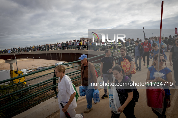 Thousands of volunteers participate in cleaning the areas affected by the floods of October 29 in Valencia. Towns such as Massanassa, Alfafa...