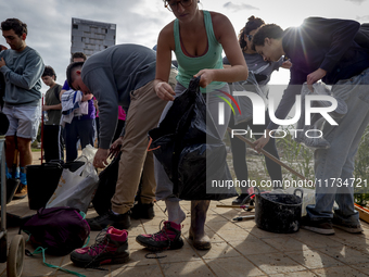 Thousands of volunteers participate in cleaning the areas affected by the floods of October 29 in Valencia. Towns such as Massanassa, Alfafa...