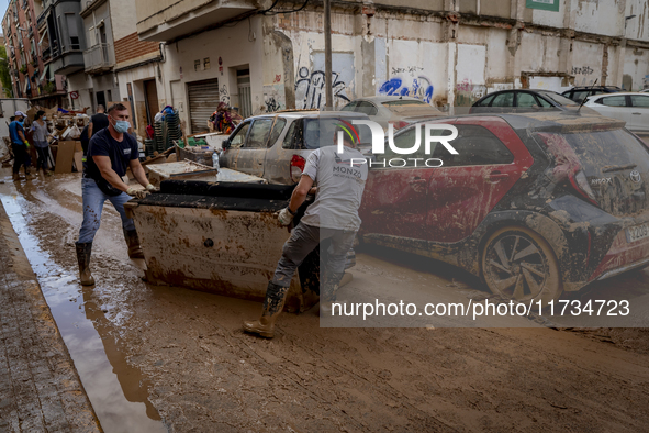 Thousands of volunteers participate in cleaning the areas affected by the floods of October 29 in Valencia. Towns such as Massanassa, Alfafa...