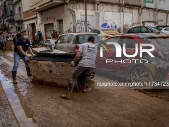 Thousands of volunteers participate in cleaning the areas affected by the floods of October 29 in Valencia. Towns such as Massanassa, Alfafa...