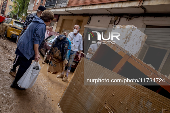 Thousands of volunteers participate in cleaning the areas affected by the floods of October 29 in Valencia. Towns such as Massanassa, Alfafa...