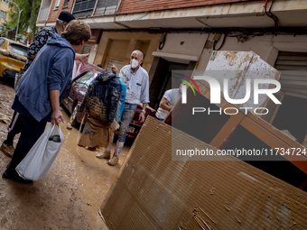 Thousands of volunteers participate in cleaning the areas affected by the floods of October 29 in Valencia. Towns such as Massanassa, Alfafa...