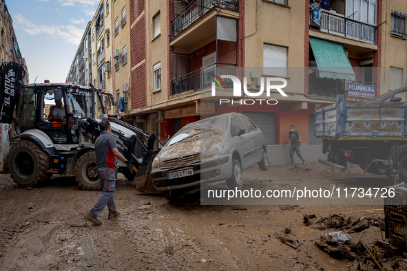 Thousands of volunteers participate in cleaning the areas affected by the floods of October 29 in Valencia. Towns such as Massanassa, Alfafa...