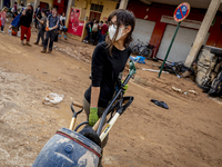 Thousands of volunteers participate in cleaning the areas affected by the floods of October 29 in Valencia. Towns such as Massanassa, Alfafa...