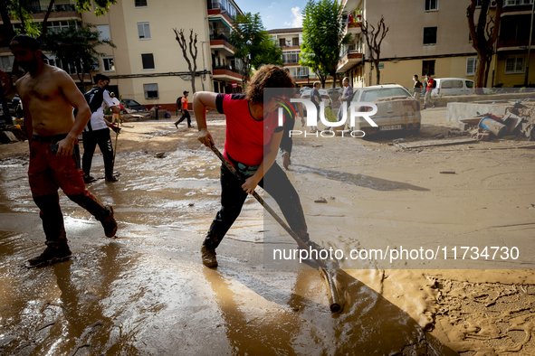 Thousands of volunteers participate in cleaning the areas affected by the floods of October 29 in Valencia. Towns such as Massanassa, Alfafa...