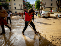 Thousands of volunteers participate in cleaning the areas affected by the floods of October 29 in Valencia. Towns such as Massanassa, Alfafa...