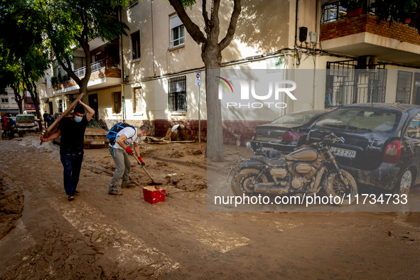 Thousands of volunteers participate in cleaning the areas affected by the floods of October 29 in Valencia. Towns such as Massanassa, Alfafa...