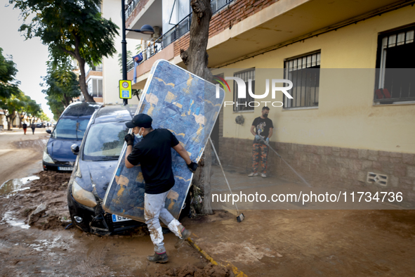 Thousands of volunteers participate in cleaning the areas affected by the floods of October 29 in Valencia. Towns such as Massanassa, Alfafa...