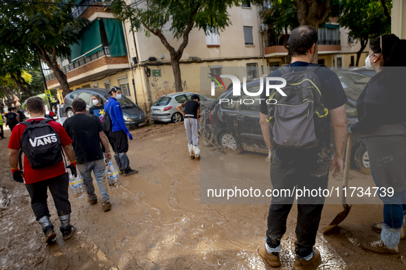 Thousands of volunteers participate in cleaning the areas affected by the floods of October 29 in Valencia. Towns such as Massanassa, Alfafa...