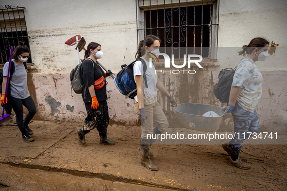 Thousands of volunteers participate in cleaning the areas affected by the floods of October 29 in Valencia. Towns such as Massanassa, Alfafa...