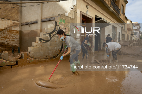 Thousands of volunteers participate in cleaning the areas affected by the floods of October 29 in Valencia. Towns such as Massanassa, Alfafa...