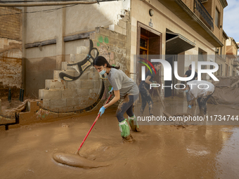 Thousands of volunteers participate in cleaning the areas affected by the floods of October 29 in Valencia. Towns such as Massanassa, Alfafa...