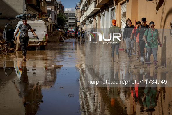 Thousands of volunteers participate in cleaning the areas affected by the floods of October 29 in Valencia. Towns such as Massanassa, Alfafa...