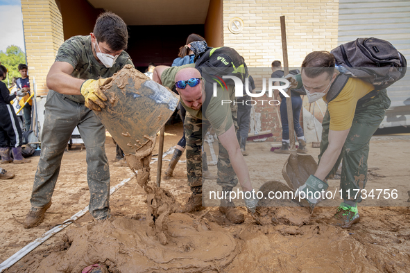 Thousands of volunteers participate in cleaning the areas affected by the floods of October 29 in Valencia. Towns such as Massanassa, Alfafa...