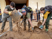 Thousands of volunteers participate in cleaning the areas affected by the floods of October 29 in Valencia. Towns such as Massanassa, Alfafa...