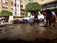 Thousands of volunteers participate in cleaning the areas affected by the floods of October 29 in Valencia. Towns such as Massanassa, Alfafa...