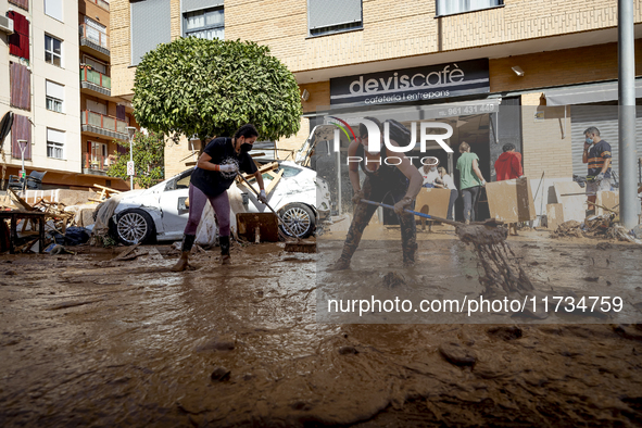 Thousands of volunteers participate in cleaning the areas affected by the floods of October 29 in Valencia. Towns such as Massanassa, Alfafa...