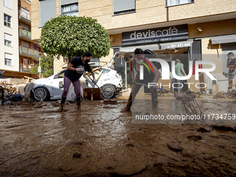 Thousands of volunteers participate in cleaning the areas affected by the floods of October 29 in Valencia. Towns such as Massanassa, Alfafa...