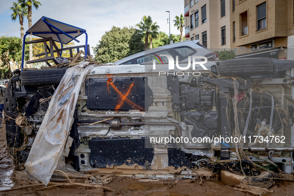 Thousands of volunteers participate in cleaning the areas affected by the floods of October 29 in Valencia. Towns such as Massanassa, Alfafa...