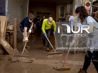 Thousands of volunteers participate in cleaning the areas affected by the floods of October 29 in Valencia. Towns such as Massanassa, Alfafa...