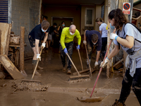 Thousands of volunteers participate in cleaning the areas affected by the floods of October 29 in Valencia. Towns such as Massanassa, Alfafa...