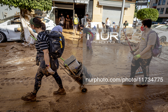 Thousands of volunteers participate in cleaning the areas affected by the floods of October 29 in Valencia. Towns such as Massanassa, Alfafa...