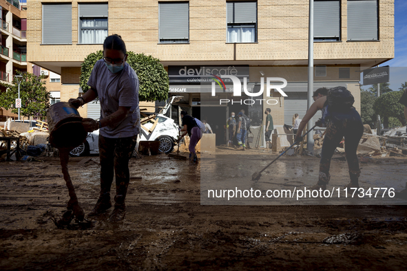 Thousands of volunteers participate in cleaning the areas affected by the floods of October 29 in Valencia. Towns such as Massanassa, Alfafa...