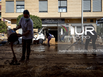 Thousands of volunteers participate in cleaning the areas affected by the floods of October 29 in Valencia. Towns such as Massanassa, Alfafa...