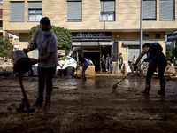 Thousands of volunteers participate in cleaning the areas affected by the floods of October 29 in Valencia. Towns such as Massanassa, Alfafa...