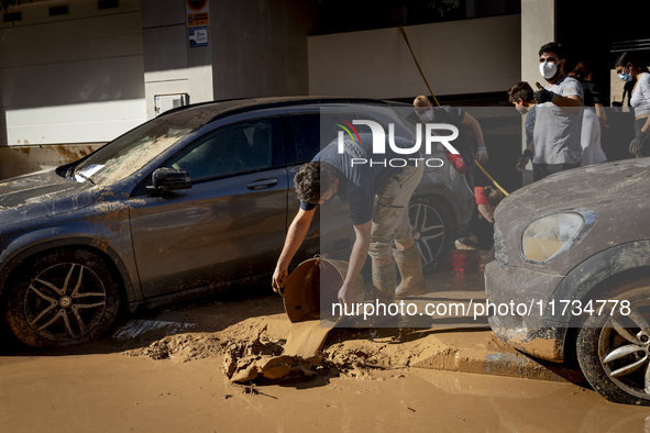 Thousands of volunteers participate in cleaning the areas affected by the floods of October 29 in Valencia. Towns such as Massanassa, Alfafa...