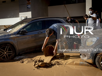 Thousands of volunteers participate in cleaning the areas affected by the floods of October 29 in Valencia. Towns such as Massanassa, Alfafa...