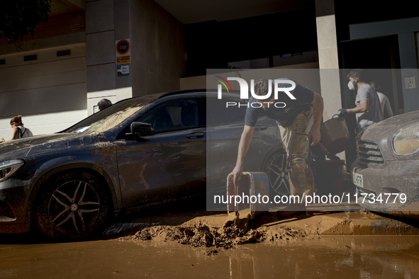 Thousands of volunteers participate in cleaning the areas affected by the floods of October 29 in Valencia. Towns such as Massanassa, Alfafa...