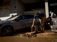 Thousands of volunteers participate in cleaning the areas affected by the floods of October 29 in Valencia. Towns such as Massanassa, Alfafa...