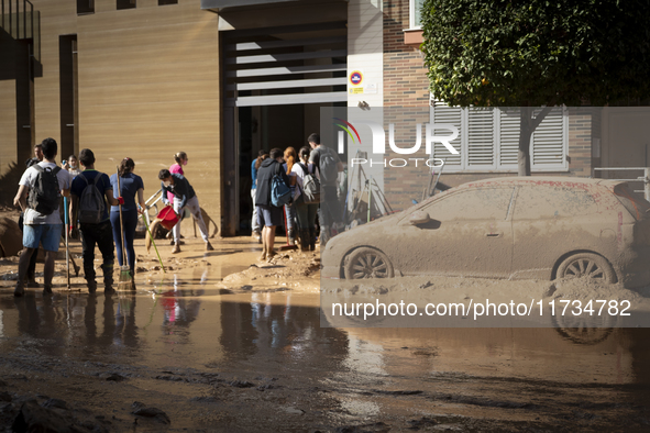 Thousands of volunteers participate in cleaning the areas affected by the floods of October 29 in Valencia. Towns such as Massanassa, Alfafa...