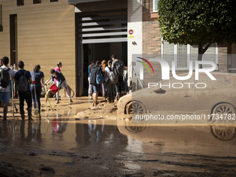 Thousands of volunteers participate in cleaning the areas affected by the floods of October 29 in Valencia. Towns such as Massanassa, Alfafa...