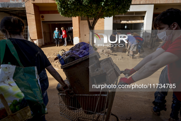 Thousands of volunteers participate in cleaning the areas affected by the floods of October 29 in Valencia. Towns such as Massanassa, Alfafa...