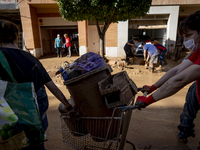 Thousands of volunteers participate in cleaning the areas affected by the floods of October 29 in Valencia. Towns such as Massanassa, Alfafa...