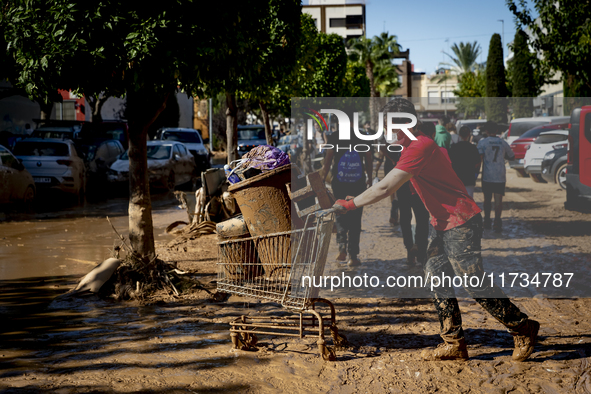 Thousands of volunteers participate in cleaning the areas affected by the floods of October 29 in Valencia. Towns such as Massanassa, Alfafa...