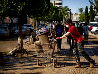 Thousands of volunteers participate in cleaning the areas affected by the floods of October 29 in Valencia. Towns such as Massanassa, Alfafa...