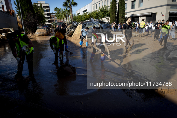 Thousands of volunteers participate in cleaning the areas affected by the floods of October 29 in Valencia. Towns such as Massanassa, Alfafa...