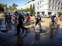 Thousands of volunteers participate in cleaning the areas affected by the floods of October 29 in Valencia. Towns such as Massanassa, Alfafa...