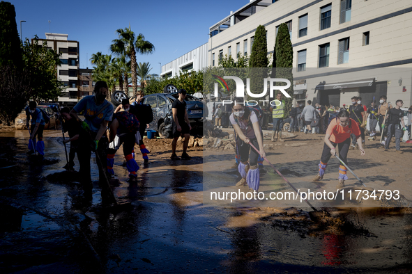 Thousands of volunteers participate in cleaning the areas affected by the floods of October 29 in Valencia. Towns such as Massanassa, Alfafa...