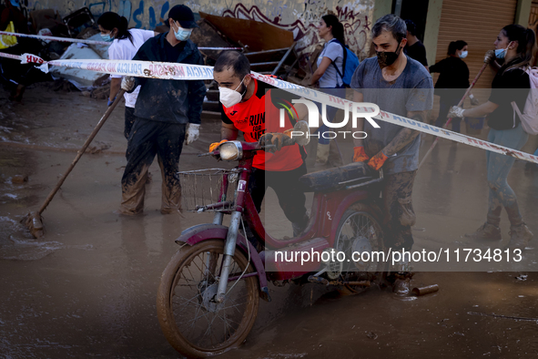 Thousands of volunteers participate in cleaning the areas affected by the floods of October 29 in Valencia. Towns such as Massanassa, Alfafa...