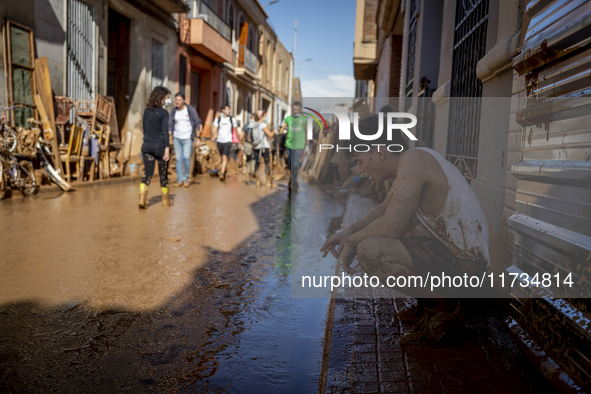 Thousands of volunteers participate in cleaning the areas affected by the floods of October 29 in Valencia. Towns such as Massanassa, Alfafa...