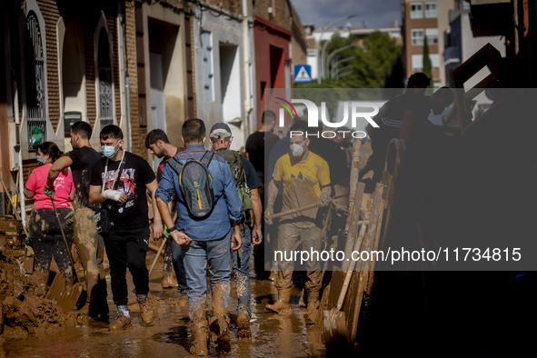 Thousands of volunteers participate in cleaning the areas affected by the floods of October 29 in Valencia. Towns such as Massanassa, Alfafa...